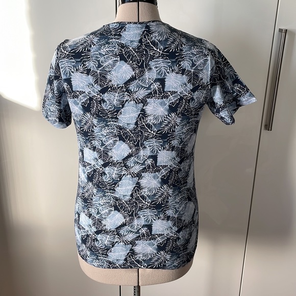 ESMARA T-Shirt with Short Sleeves in Blue/White Size- Medium/8-10 NWOT 2/20$ - Picture 4 of 11